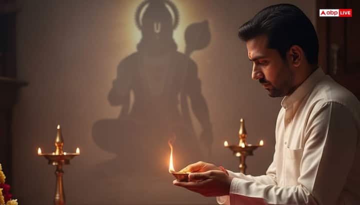 मंत्रों और प्रार्थनाओं की शक्ति हनुमान पूजा को बढ़ाती है. मंगलवार के दिन पूजा करने से पहले स्नान करके शुद्ध वस्त्र पहनें. एक साफ और शुद्ध लाल आसान पर बैठ कर हनुमान जी का ध्यान करें. साथ ही सरसों के तेल का दिया जलाना और लाल कपड़े या फूल चढ़ाना अत्यधिक फलदायी होता है. इसके अलावा, हनुमान जी को गुड़ और चने का भोग लगाना शुभ माना जाता है.