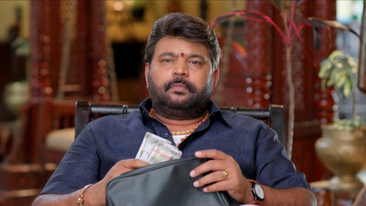 Illu Illalu Pillalu Serial Today October 20th: ఇల్లు ఇల్లాలు పిల్లలు: రామరాజు సాయాన్ని చెడగొట్టేసిన ఇడ్లీబాబాయ్.. చితక్కొట్టిన భాగ్యం! ధీరజ్ ప్రేమాయణం!