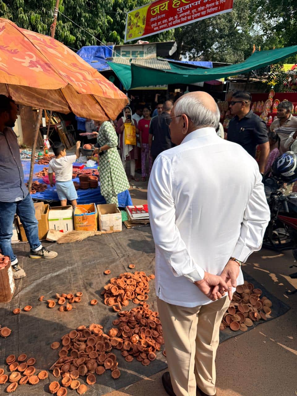 કોમન મેન' CM ભૂપેન્દ્ર પટેલે પૌત્ર સાથે કરી દિવાળીની ખરીદી: સ્થાનિક વેપારીઓ પાસેથી ખરીદીને આપ્યો 'Vocal For Local' નો સંદેશ