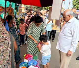 'કોમન મેન' CM ભૂપેન્દ્ર પટેલે પૌત્ર સાથે કરી દિવાળીની ખરીદી: સ્થાનિક વેપારીઓ પાસેથી ખરીદીને આપ્યો 'Vocal For Local' નો સંદેશ