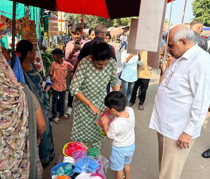 'કોમન મેન' CM ભૂપેન્દ્ર પટેલે પૌત્ર સાથે કરી દિવાળીની ખરીદી: સ્થાનિક વેપારીઓ પાસેથી ખરીદીને આપ્યો 'Vocal For Local' નો સંદેશ