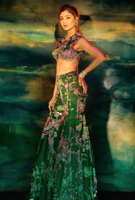 The beauty of 50 year old Shilpa Shetty remains the same for years. The glamorous and stylish style of the diva is such that every beauty who comes in front of her pales. His sister Shamita is also no less.