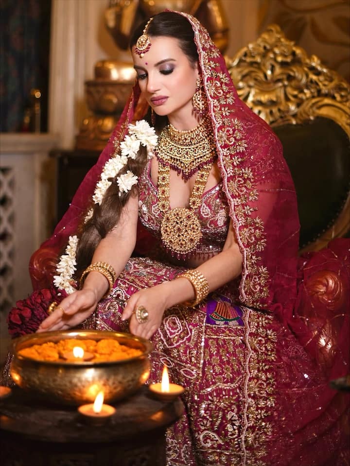 एक्ट्रेस ने अपनी ये लेटेस्ट तस्वीरें शेयर कर सभी को अपना मुरीद बनाया है. विदेशी एक्ट्रेस का ये देसी अंदाज सभी के दिल में अपनी जगह बना रहा है. इन तस्वीरों को देख फैंस का भी लाइक्स और कॉमेंट्स का सिलसिला थमने का नाम नहीं ले रहा है.