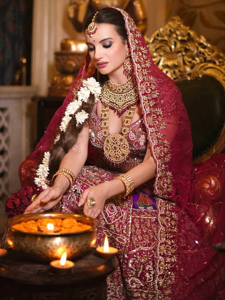 बता दें, नतालिया जानोसजेक को सलमान खान के कॉन्ट्रोवर्शियल शो बिग बॉस 19 में देखा गया. इस शो में पॉलिश एक्ट्रेस का मृदुल तिवारी संग जबरदस्त केमिस्ट्री देखा गया. फैंस ने भी इस जोड़ी को बहुत प्यार दिया था. दोनों का साथ में डांस करते एक वीडियो वायरल हुआ और फैंस ने ये कयास लगाना शुरू कर दिया कि दोनों के बीच कुछ तो खास बात है.