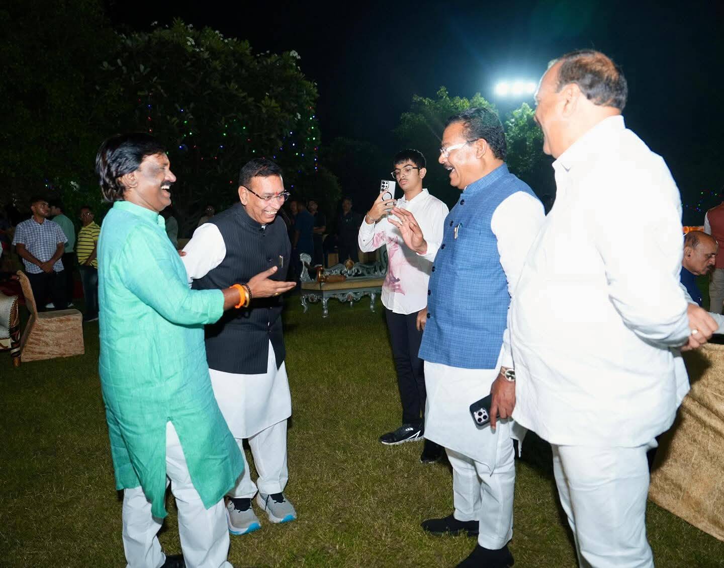 Diwali 2025 : आली दिवाळी, स्नेहमिलन कार्यक्रमात दे टाळी... छत्रपती संभाजीनगरचे राजकारणी एकाच फ्रेममध्ये, फोटो व्हायरल 