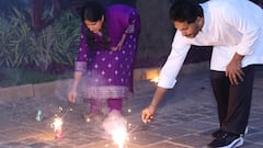 YS Jagan Diwali Celebrations: దీపావళి వేడుకల్లో బాణసంచా కాల్చిన వైఎస్ జగన్‌, భారతి