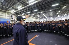 Narendra Modi: नरेंद्र मोदींनी नौदलाच्या जवानांसोबत साजरी केली दिवाळी; INS विक्रांतलाही दिली भेट, Photo's