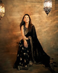 माधुरी दीक्षित की साड़ी में 10 तस्वीरें, भाई दूज पर दिखना है सबसे अलग तो इन लुक्स को करें कॉपी