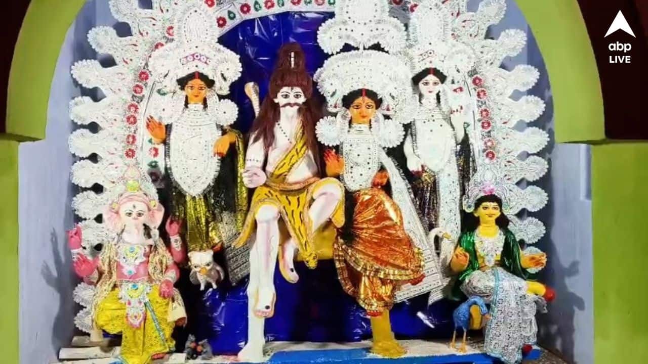 Bankura News: পরম্পরা মেনেই কালীপুজোর দিনেই দুর্গাপুজোয় মেতে উঠেছে বিষ্ণুপুরের রক্ষিত পরিবার