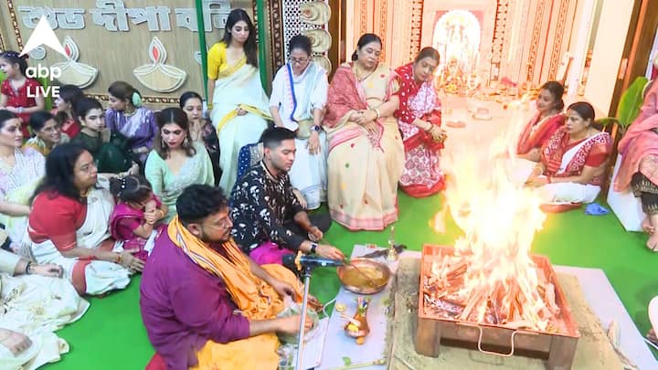 মুখ্যমন্ত্রীর বাড়ির পুজোয় হাজির অভিষেক বন্দ্যোপাধ্যায়। পুরোহিতের পাশে বসে যজ্ঞ করলেন অভিষেক বন্দ্যোপাধ্যায়।
