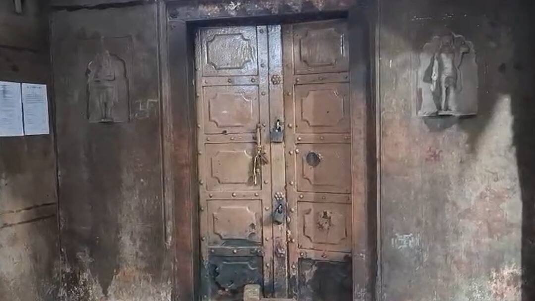 रविवार को दोबारा खोला गया बांके बिहारी मंदिर का खजाना, सोने-चांदी की छड़ियां सहित मिला ये सामान Mathura Banke Bihari Mandir treasure Room was opened after 54 years Gold and Silver Item and coin found रविवार को दोबारा खोला गया बांके बिहारी मंदिर का खजाना, सोने-चांदी की छड़ियां सहित मिला ये सामान