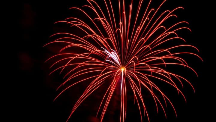 बाकी पटाखे जैसे अनार, फुलझड़ी या चकरी में कोई लिफ्ट चार्ज नहीं होता. इनमें दहन एक साथ और हर दिशा में होता है, इसलिए ये वहीं जमीन पर जलकर या फटकर खत्म हो जाते हैं.