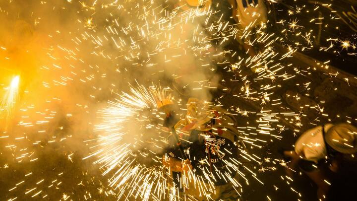 पटाखों का इस्तेमाल करते समय दूरी, आंखों की सुरक्षा और केवल अधिकृत, मान्यता प्राप्त ब्रांड ही चुनना बहुत जरूरी है. घर में बदले हुए या कच्चे तरीके से बने पटाखे का इस्तेमाल या निर्माण खतरनाक और अवैध हो सकता है.