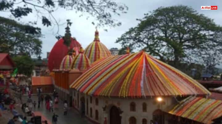 बताया जाता है कि कामाख्या देवी का मंदिर 22 जून से 25 जून तक बंद रहता है. माना जाता है कि इन दिनों में माता सती रजस्वला रहती हैं. इन 3 दिनों में पुरुष भी मंदिर में प्रवेश नहीं कर सकते. कहते हैं कि इन 3 दिनों में माता के दरबार में सफेद कपड़ा रखा जाता है, जो 3 दिनों में लाल रंग का हो जाता है, इस कपड़े को अम्बुवाची वस्त्र कहते हैं. इसे ही प्रसाद के रूप में भक्तों को दिया जाता है.