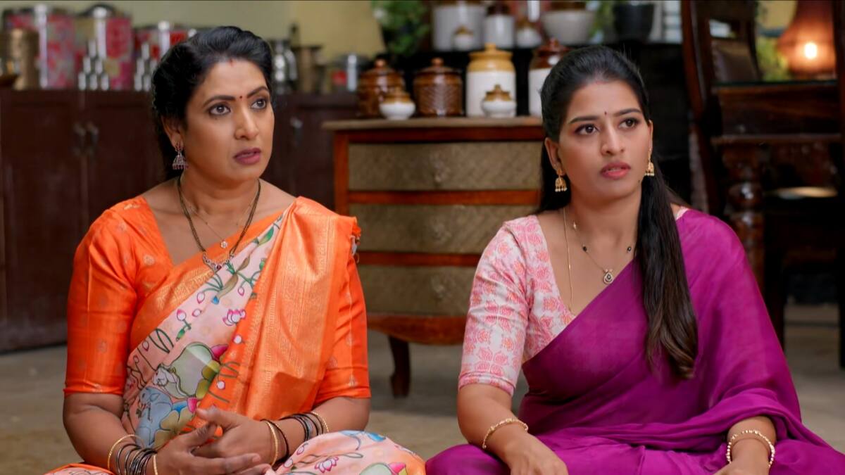 Illu Illalu Pillalu Serial Today October 20th: ఇల్లు ఇల్లాలు పిల్లలు: రామరాజు సాయాన్ని చెడగొట్టేసిన ఇడ్లీబాబాయ్.. చితక్కొట్టిన భాగ్యం! ధీరజ్ ప్రేమాయణం!