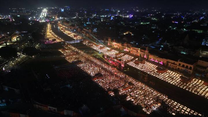 पिछले वर्ष 2024 में प्रभु की नगरी 25,12,585 दीपों से जगमगाई थी. वहीं, दूसरा रिकॉर्ड सरयू मैया की आरती का रहा, जहां इस वर्ष एक साथ 2,128 वेदाचार्यों, अर्चकों व साधकों ने सरयू मैया की आरती की. ड्रोन से की गई दीपों की गणना के उपरांत दीपोत्सव ने नया कीर्तिमान गिनीज बुक ऑफ वर्ल्ड रिकॉर्ड में दर्ज किया है.