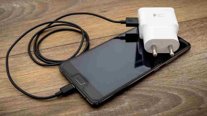 Smartphone Charger: आज के समय में स्मार्टफोन हमारी जिंदगी का अहम हिस्सा बन चुका है. दिनभर इस्तेमाल करने के बाद जब फोन की बैटरी खत्म हो जाती है तो हम बिना सोचे-समझे किसी से चार्जर मांग लेते हैं.