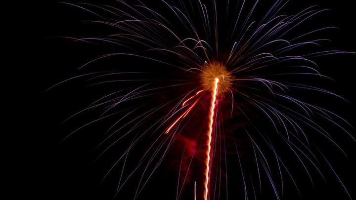 तो आज जब आप रॉकेट को आसमान में उड़ते देखें, तो समझिए कि वह सिर्फ पटाखा नहीं, बल्कि न्यूटन के नियम, रसायन और इंजीनियरिंग का चमकता उदाहरण है, जो हर दीपावली पर विज्ञान को रंगीन रोशनी में बदल देता है.