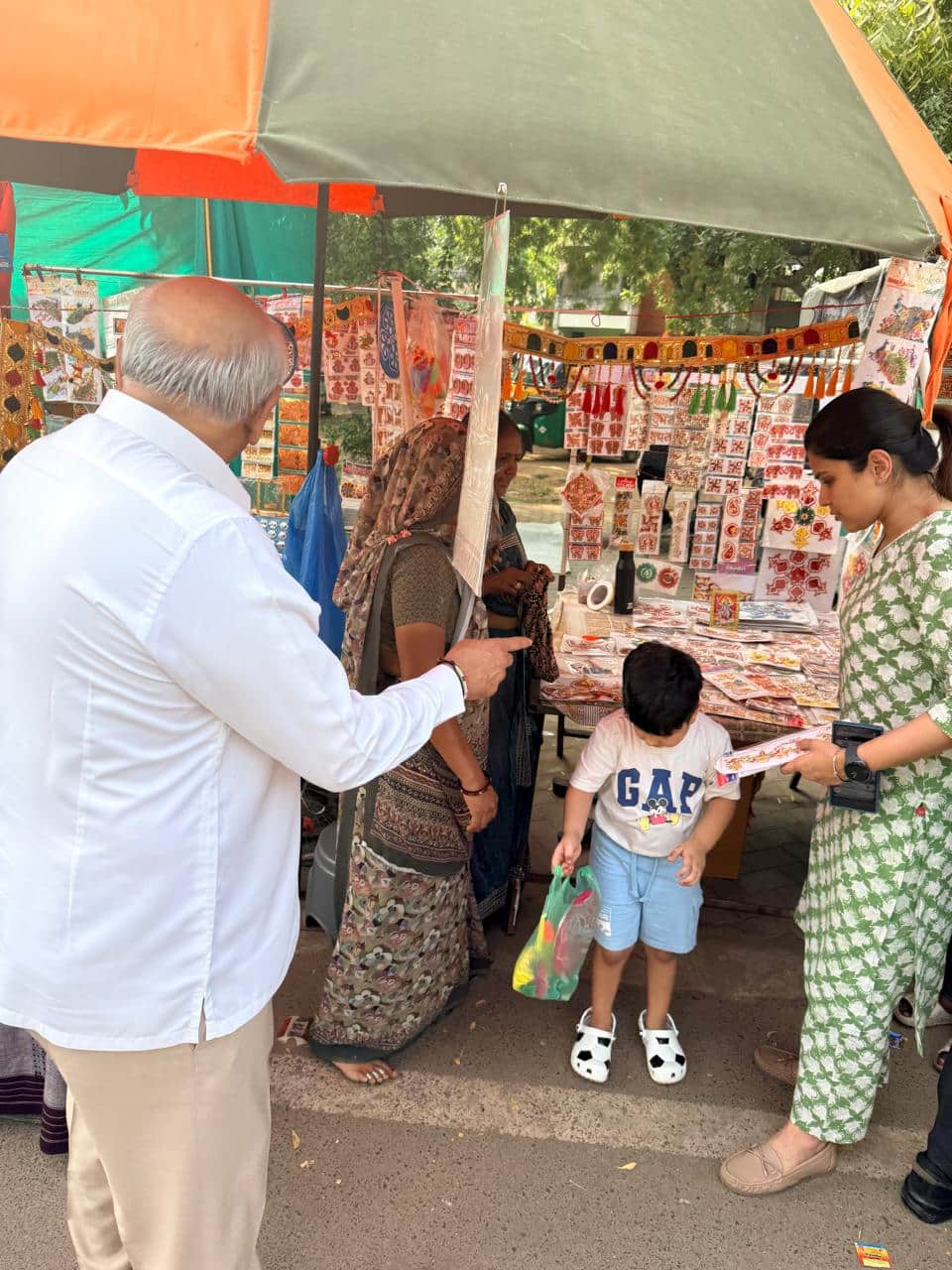 કોમન મેન' CM ભૂપેન્દ્ર પટેલે પૌત્ર સાથે કરી દિવાળીની ખરીદી: સ્થાનિક વેપારીઓ પાસેથી ખરીદીને આપ્યો 'Vocal For Local' નો સંદેશ