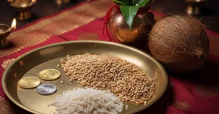 હિન્દુ પૂજામાં ઘઉં, ચોખા, ચાંદી, સોનું, વાસણ, નારિયેળ અને પવિત્ર દોરો પણ વિશેષ મહત્વ ધરાવે છે. દેવી લક્ષ્મીની પૂજા દરમિયાન ચાંદી અથવા સોનાનો સિક્કો ચઢાવવાથી દેવી લક્ષ્મી પ્રસન્ન થાય છે તેવું માનવામાં આવે છે. ઘઉં અને ચોખા અન્નપૂર્ણાનું પ્રતિક છે. પવિત્ર દોરો જીવનને એકસાથે બાંધે છે, સકારાત્મક ઉર્જાનું સંચાર કરે છે. શંખનો અવાજ શુભ છે અને તે નકારાત્મકતાને દૂર કરે છે તેવું માનવામાં આવે છે.