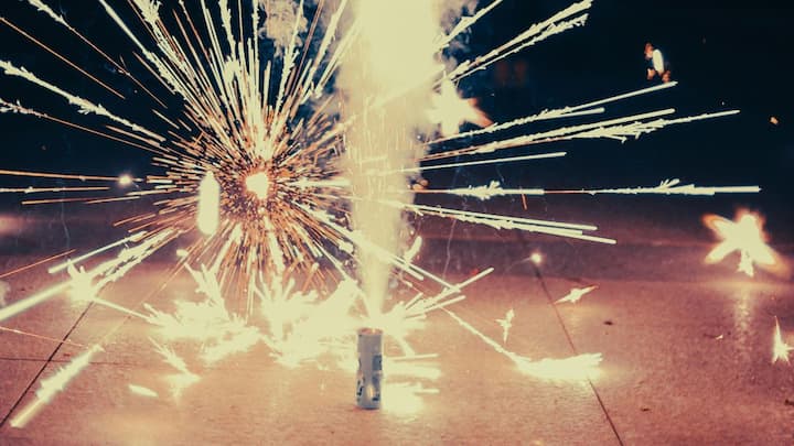 रंग और चमक दोनों स्टार के केमिकल कम्पोजिशन और दहन के तापमान पर निर्भर करते हैं. पियोनी, क्राइसेंथेमम, फौलादी टेल, झुंड-स्पार्कलर आदि अलग-अलग प्रभाव शेल के अंदर स्टार्स के आकार, उनकी व्यवस्था और ब्रस्ट चार्ज के प्रकार से बनते हैं.