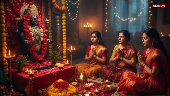 काली चौदस या काली पूजा का यह दिन राक्षस नरकासुर पर विजय का प्रतीक है. भक्त अपने घरों को दीपों से रोशन करते हैं. और देवी काली से जीवन की नकारात्मकता को दूर करने का आशीर्वाद मांगते हैं.