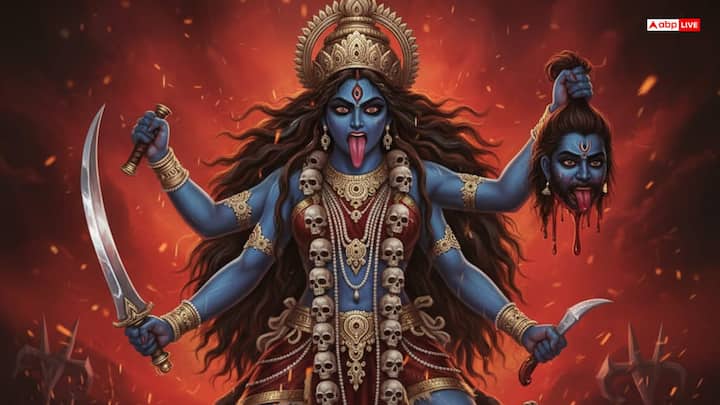 कार्तिक माह में दिवाली के दिन काली चौदस मनाते हैं. इसे दिवाली की तैयारी का एक अनुष्ठान के रूप में जाना जाता है. इस दिन देवी काली की पूजा की जाती है, जो अंधकारमय शक्तियों से रक्षा करने वाली हैं.
