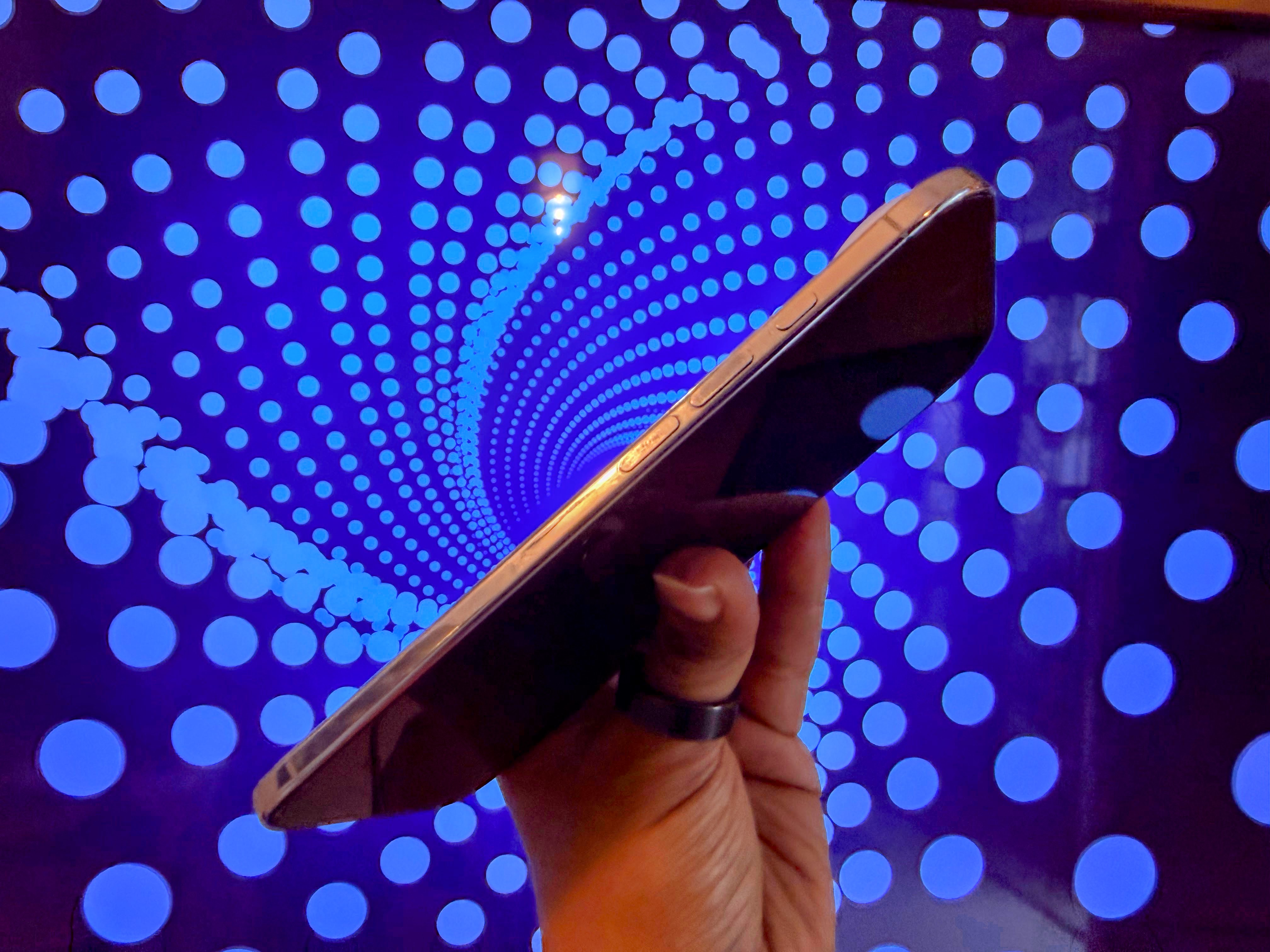 Gadgets Review | iPhone Air: Apple's Slim Dream Simply Runs Out Of... Air
