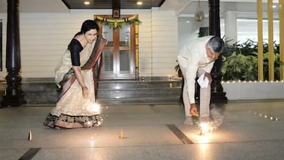 ఉండవల్లి నివాసంలో సతీమణితో కలిసి సీఎం చంద్రబాబు దీపావళి వేడుకలు