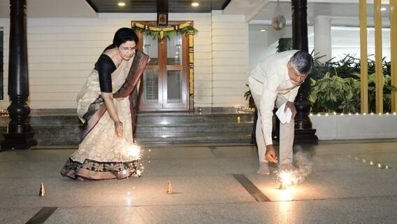 Chandrababu Diwali Celebrations: ఉండవల్లి నివాసంలో సతీమణితో కలిసి సీఎం చంద్రబాబు దీపావళి వేడుకలు