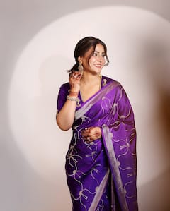 लक्ष्मी पूजा में हिना खान की तरह ट्रेडिशनल लुक अपना दिखें एकदम अलग