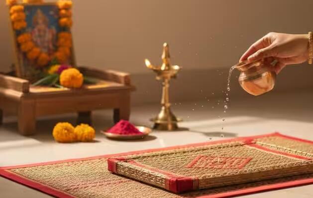 પૂજા સ્થળને ગંગાજળથી પવિત્ર કરવામાં આવે છે. પછી એક આસન બિછાવીને તે સ્થળને ખાસ પૂજા માટે તૈયાર કરવામાં આવે છે. ત્યારબાદ ભક્તો આસન પર બેસીને સંપૂર્ણ ભક્તિભાવથી પૂજા કરે છે.