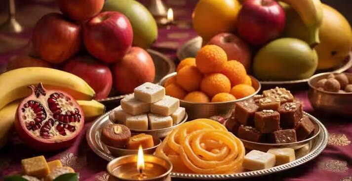 પૂજા દરમિયાન દેવીને ફળો અને મીઠાઈઓ પણ અર્પણ કરવામાં આવે છે. ફળોને કૃતજ્ઞતા અને મહેનતનું ફળ માનવામાં આવે છે. મીઠાઈઓ ખુશીનું પ્રતિક છે. આ વસ્તુઓ ચઢાવવાથી દેવી લક્ષ્મી પ્રસન્ન થાય છે.