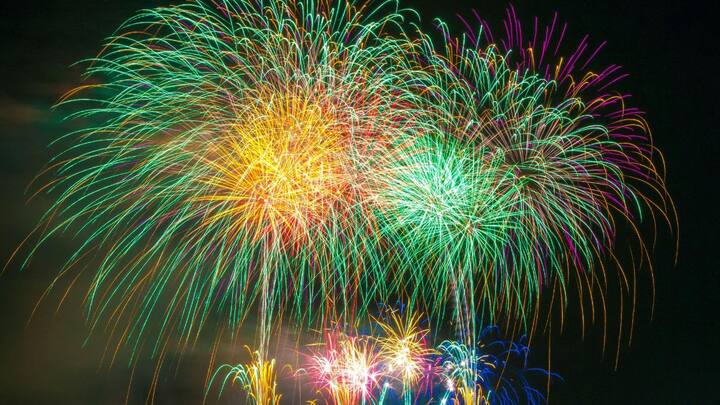 जो रंग आप आसमान में देखते हैं, वे खास मेटल साल्ट्स की वजह से बनते हैं. स्ट्रॉन्ग हिट पर ये छोटे पेलेट्स गर्म होकर प्रकाश उत्सर्जित करते हैं. सोडियम पीला, स्ट्रोंटियम लाल, बैरियम हरा और कॉपर नीला/हरा जैसा रंग देता है.