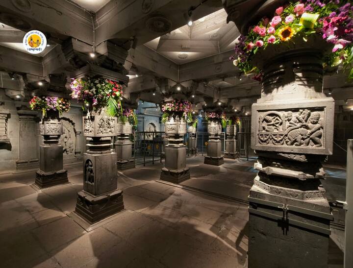 विठ्ठल रुक्मिणी मंदिरात बीड येथील भाविक अर्जुन हनुमान पिंगळे फुल सजावटीची सेवा अर्पण केली.