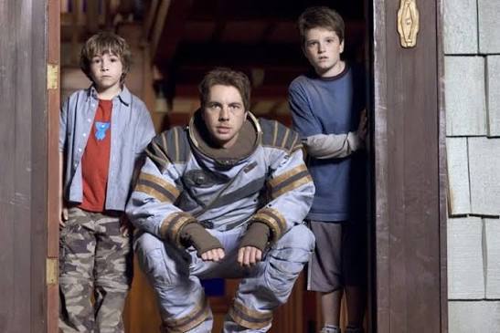 The name of 'Jathura' is next on the list. In the 2000s, the makers made it keeping in mind the fantasy of children. This story of two brothers who unlock many adventures when they discover a mysterious board game.