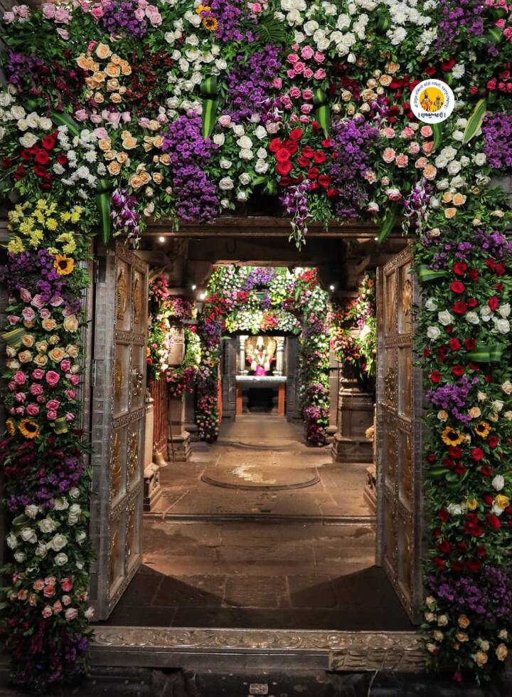 मंदिरातील श्री.विठ्ठल चौखांबी, सोळ खांबी परिसर, रुक्मिणी मातेचे मंदिर, तसेच प्रवेशद्वार या सर्व भागात कलात्मक डेकोरेशन करण्यात आले आहे.