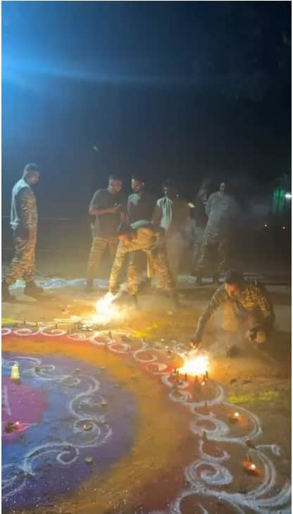 गेल्याच आठवड्यात गडचिरोली तसेच छत्तीसगडमधील बिजापूर मध्ये मोठ्या प्रमाणावर माओवाद्यांनी आत्मसमर्पण केले.