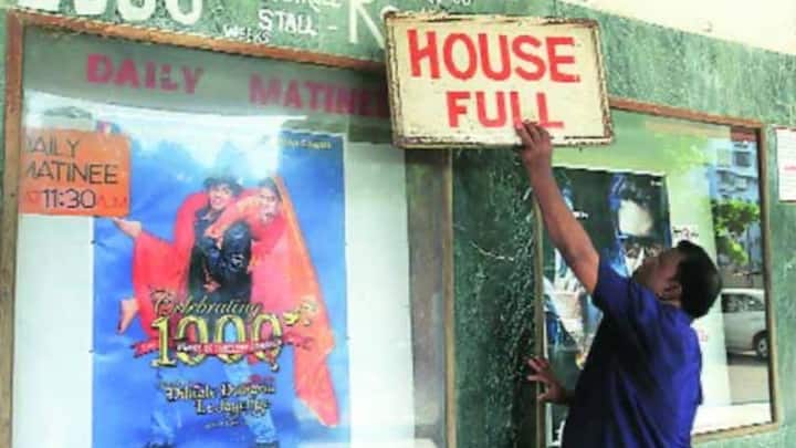 ஒரு பெண் 20 ஆண்டுகளாகப் படத்தைக் காணச் செல்கிறார்.அவரிடம் கட்டணம்கூட வசூலிப்பதில்லை என்றார் தேசாய்.