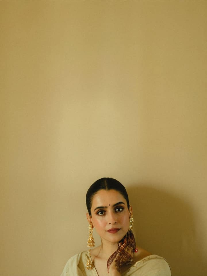 सान्या का ये सादगी भरा फेस्टिव लुक बेहद ही खूबसूरत नजर आ रहा है.