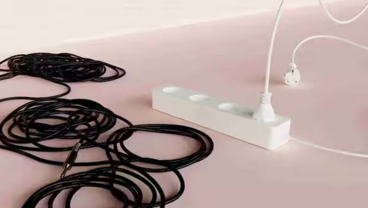 ਸਰਦੀਆਂ ਵਿੱਚ ਹੀਟਰ ਗਰਮੀ ਦੇਣ ਦੇ ਲਈ ਕੰਮ ਆਉਂਦਾ ਹੈ, ਪਰ ਉਨ੍ਹਾਂ ਨੂੰ ਐਕਸਟੈਂਸ਼ਨ ਕੋਰਡ 'ਤੇ ਵਰਤਣਾ ਬਹੁਤ ਖਤਰਨਾਕ ਹੈ। ਇੱਕ ਅਮਰੀਕੀ ਰਿਪੋਰਟ ਦੇ ਅਨੁਸਾਰ, ਸਪੇਸ ਹੀਟਰਾਂ ਨੇ 2017 ਅਤੇ 2019 ਦੇ ਵਿਚਕਾਰ ਹਰ ਸਾਲ ਲਗਭਗ 1,700 ਅੱਗਾਂ ਲਗਾਈਆਂ। ਇਹ ਇਸ ਲਈ ਹੈ ਕਿਉਂਕਿ ਐਕਸਟੈਂਸ਼ਨ ਕੋਰਡ ਹੀਟਰ ਦੀ ਬਿਜਲੀ ਦੀ ਖਪਤ ਨੂੰ ਸੰਭਾਲ ਨਹੀਂ ਸਕਦੇ।