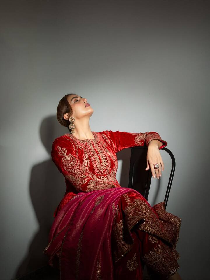 This look is not only perfect for festivals or wedding functions, but this look will attract everyone's attention in any traditional function.