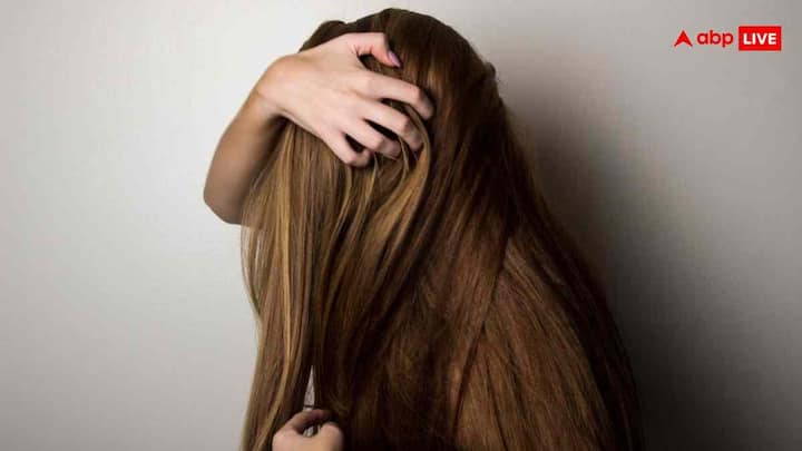 एक तरफ जहां PCOS अनचाहे बालों की समस्या लाता है, वहीं दूसरी तरफ सिर के बालों को पतला और कमजोर भी कर देता है. अगर आपकी पोनीटेल पहले से पतली हो गई है, या बाल झड़ने की रफ्तार अचानक बढ़ गई है, तो इसे उम्र या स्ट्रेस की वजह नहीं हैं. ब्रश करते वक्त बहुत ज्यादा बाल झड़ने या सिर का हिस्सा साफ दिखने लगे, तो हार्मोन चेक करवाएं.