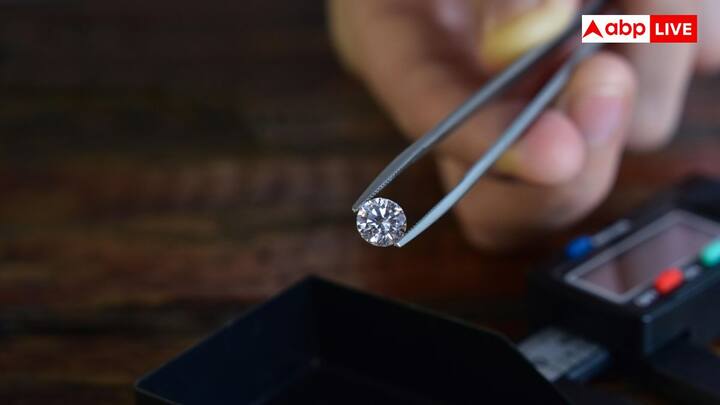 स्पष्टता हीरे के अंदर आंतरिक दोष या सतही दोष की उपस्थिति को दर्शाती है. कम खामियों का मतलब ज्यादा शुद्धता और ज्यादा मूल्य है. हीरो को स्पष्टता के पैमाने पर वर्गीकृत किया जाता है. यह फ्लालेस(FL) से लेकर इंक्लूडिड (I3) तक होता है.