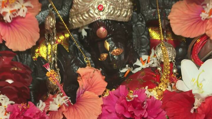 কালীপুজোর দিন গভীর রাত পর্যন্ত তারাপীঠে চলে পুজার্চনা। আর কালীপুজোর পরের দিন কেন সেবায়েত থেকে শুরু করে আশপাশের মানুষ, সকালে অন্ন গ্রহণ করেন না, তা নিয়েও রয়েছে প্রচলিত কাহিনী। তারাপীঠ মন্দির কমিটির প্রেসিডেন্ট তারাময় মুখোপাধ্য়ায় বলেন , কালীপুজোর পরের দিন সকালেও তারাপীঠে আয়োজন করা হয় বিশেষ আরতির।