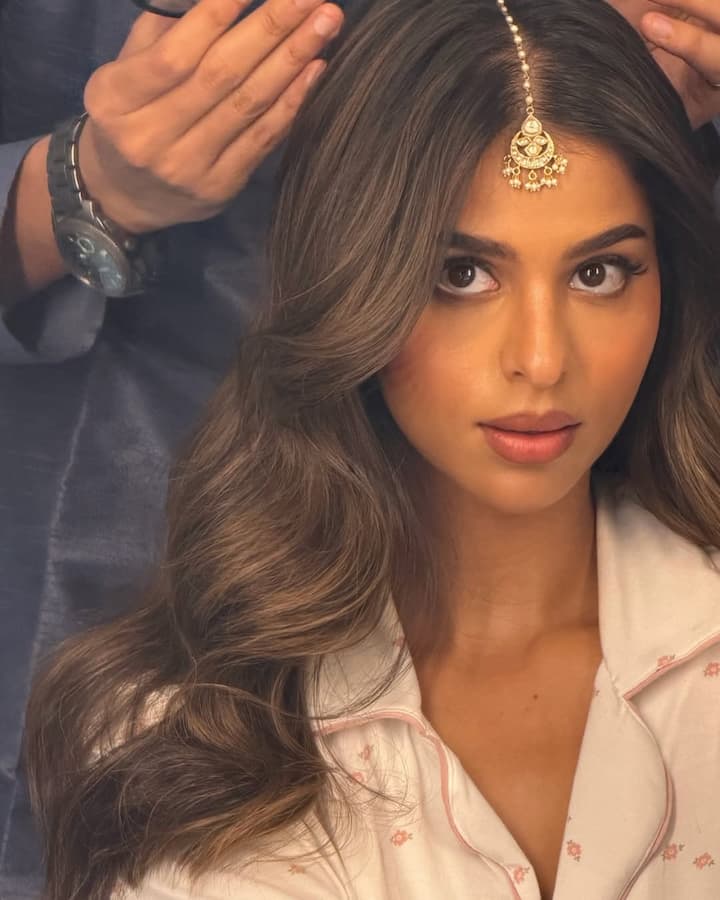 It is clearly visible from this look that Suhana has made a very good balance between fashion and traditional style. This outfit of hers is not only glamorous but is also perfect for the festival season. This Diwali look is inspiring everyone for style and traditional fashion.