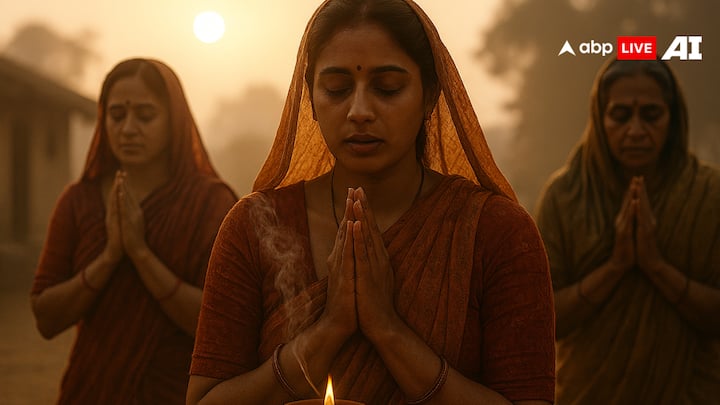 इस समय पारंपरिक वाक्य कहा जाता है,'अन्न-धन लक्ष्मी घर आए, दरिद्रता बाहर जाए.' सूप या झाड़ू को बाद में गली या चौराहे पर छोड़ दिया जाता है, जो नकारात्मक ऊर्जा को त्यागने का प्रतीक है.