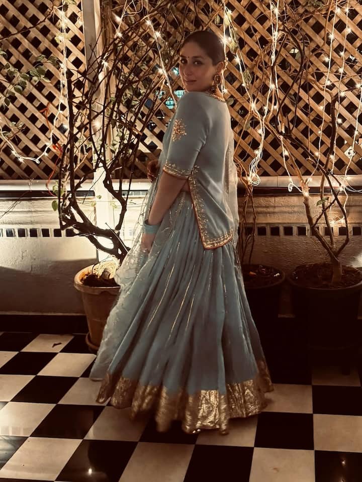 On this occasion, Kareena flaunted her traditional look with light blue colored lehenga and long choli.