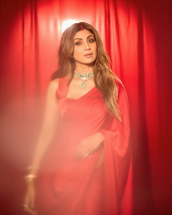 Apart from Shilpa's saree, the thing that caught everyone's attention is her unique neckpiece. She carried a white crystal necklace with her red saree look. The green stones in it are further enhancing the beauty of the necklace.
