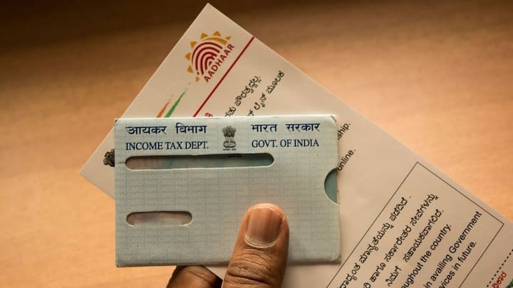 इसके अलावा आपको अपने बैंक खाते में डीबीटी का ऑप्शन ऑन करवाना भी जरूरी है. सरकार डीबीटी के जरिए ही पैसे भेजती है. अगर डीबीटी ऑप्शन ऑन नहीं होगा तो पैसा खाते में नहीं आएगा. इसलिए यह काम भी तुरंत कर लें.